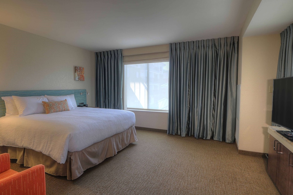 Suite, 1 King Bed, Accessible, Balcony (Bathtub) photo 2