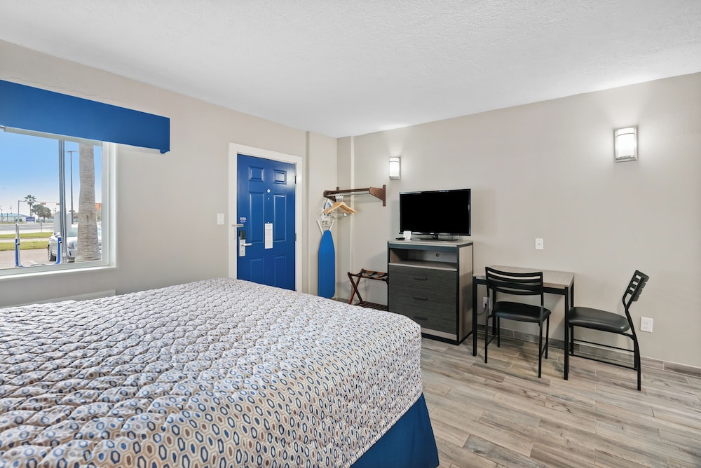 Standard Room, 1 King Bed, Mobility Accessible, Kitchenette - Photo 3