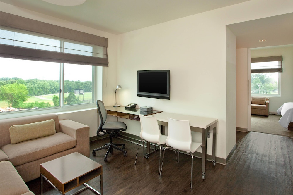 Executive Suite, 1 King Bed with Sofa bed - Photo 3