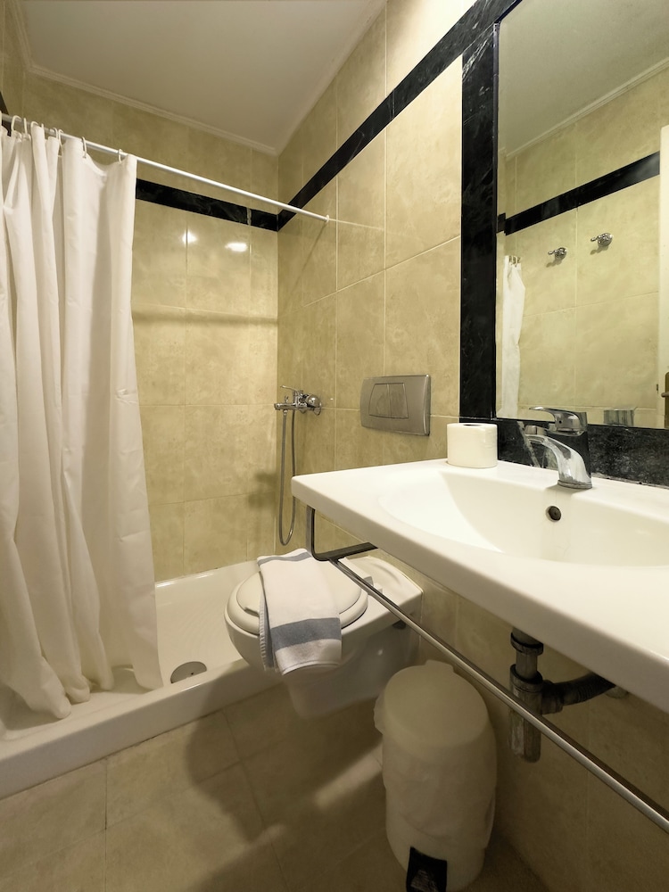 Economy Triple Room, City View - Photo 4