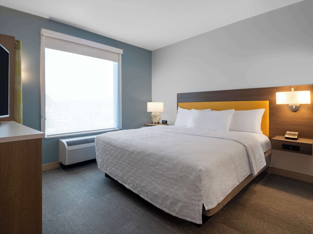 Suite, 1 King Bed, Accessible (Hearing) - Photo 2