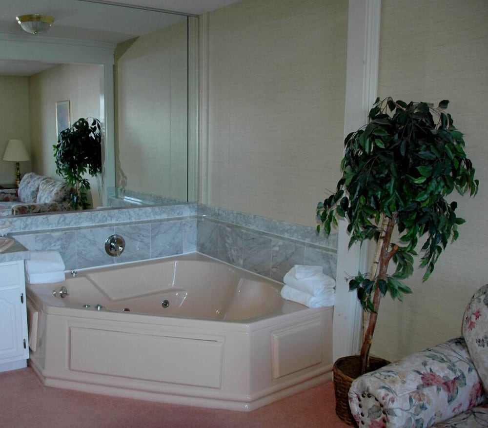 Standard Studio Suite, 1 King Bed, Jetted Tub