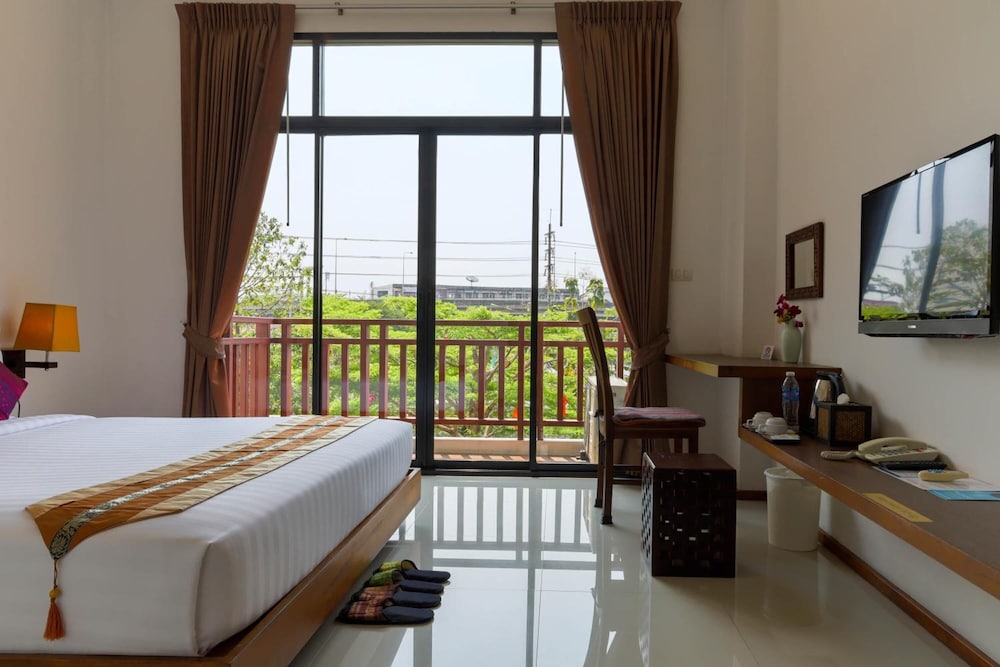 Standard Lower Floor, 1 King Bed, Non Smoking photo 3