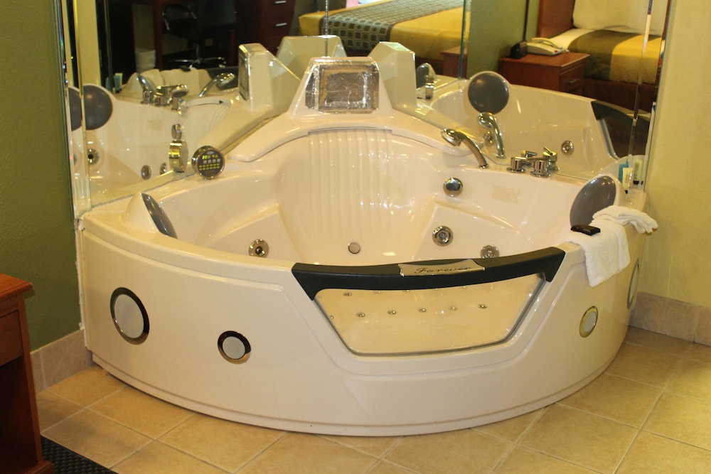 Suite, 1 King Bed, Non Smoking (Jacuzzi) - Photo 3