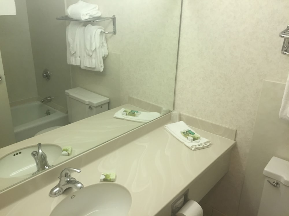 Standard Room, 2 Queen Beds, Courtyard View - Photo 16
