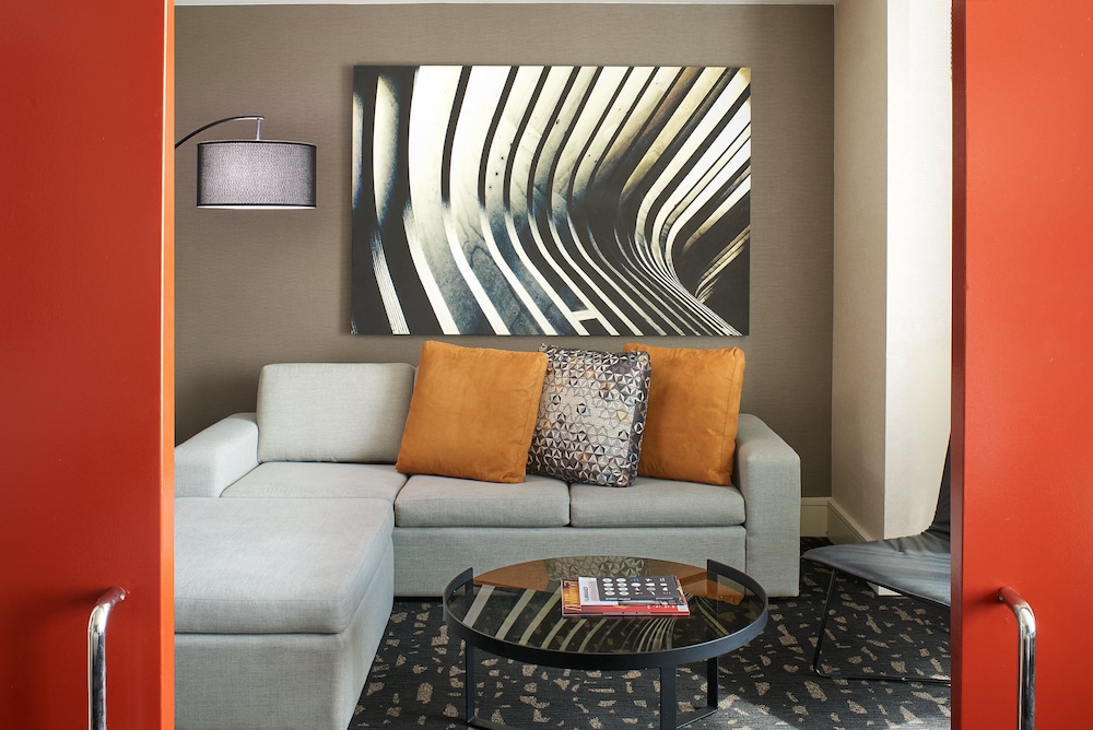 Suite, 1 Bedroom (Living Area, Skyline View)
