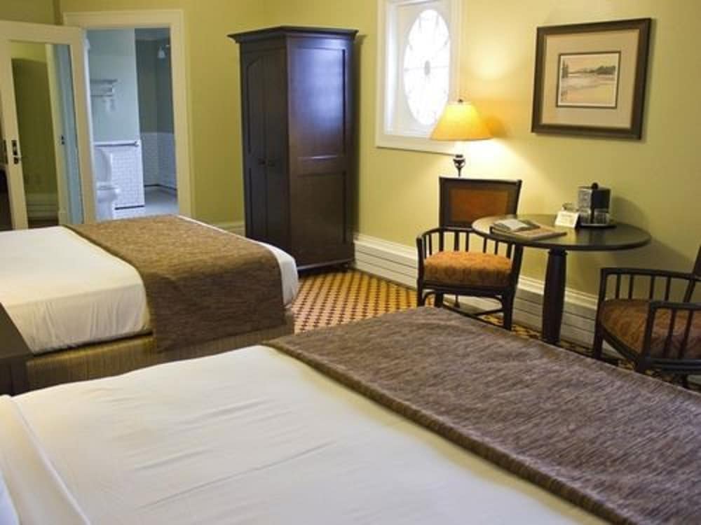 Deluxe Hotel Room 2 Queen