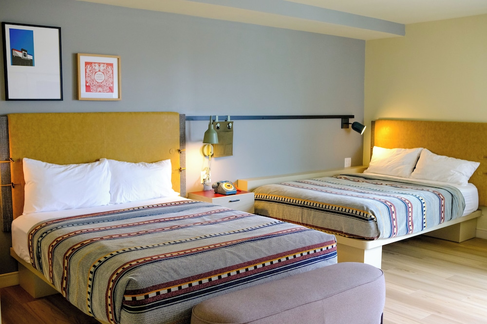 Room, 2 Queen Beds (Mobility/Hearing Access, Roll-in Shwr) photo 2