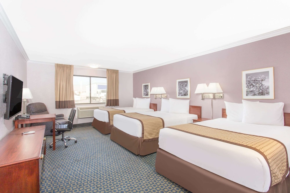 Room, Multiple Beds, Non Smoking - Photo 1
