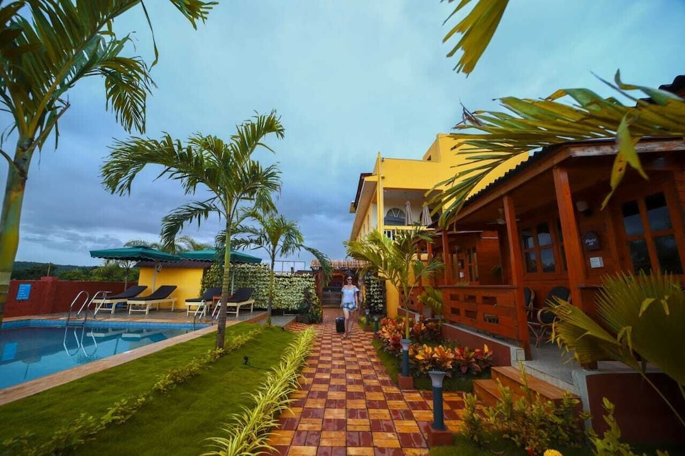 Luxurious Wooden Cottages with Pool View - Photo 5