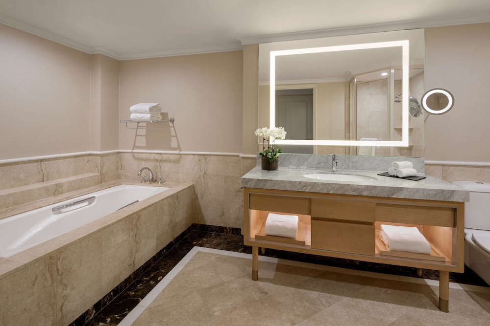 Horizon Suite, 1 King Bed, Lounge Access Tower High Floor thumbnail 5