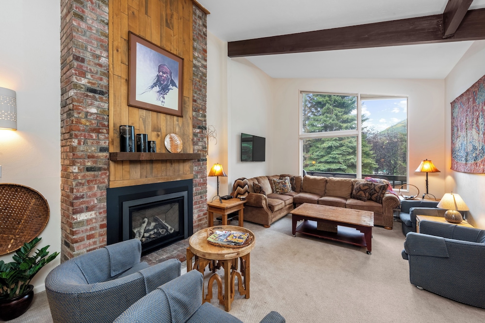 Classic Apartment, 2 Bedrooms, Fireplace