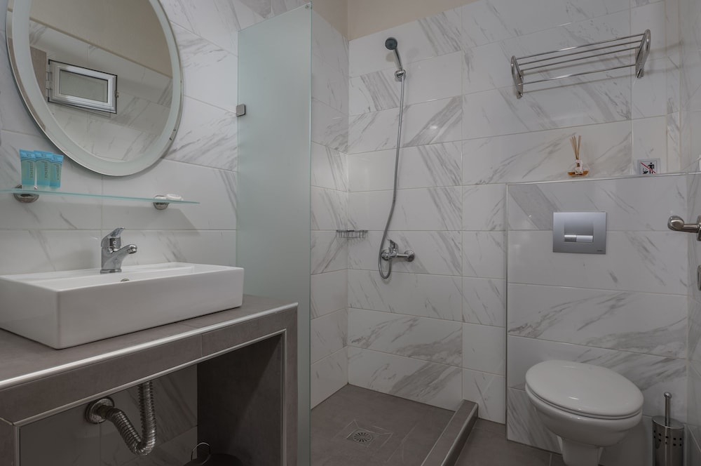 Deluxe Double Room - Photo 8