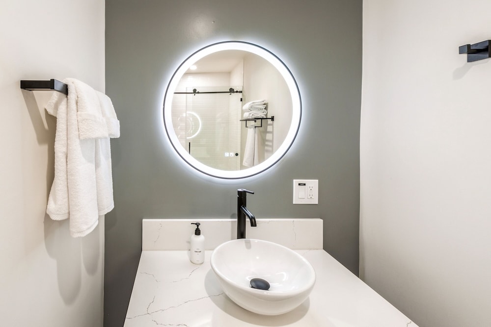 Signature Studio Suite, 1 King Bed (Self Check-in with Virtual Front Desk) - Photo 11