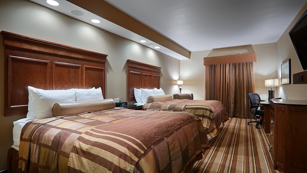 Suite, 2 Queen Beds, Non Smoking, Refrigerator & Microwave (with Sofabed) - Photo 2