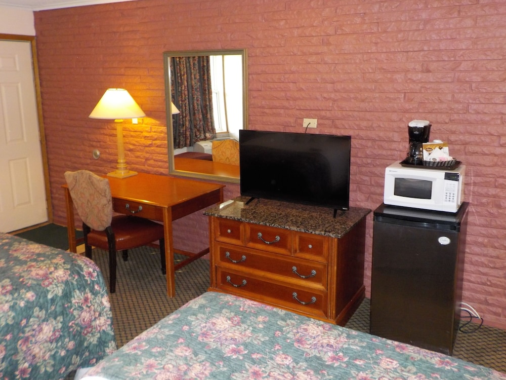 Standard Room, 2 Queen Beds, Poolside photo 3