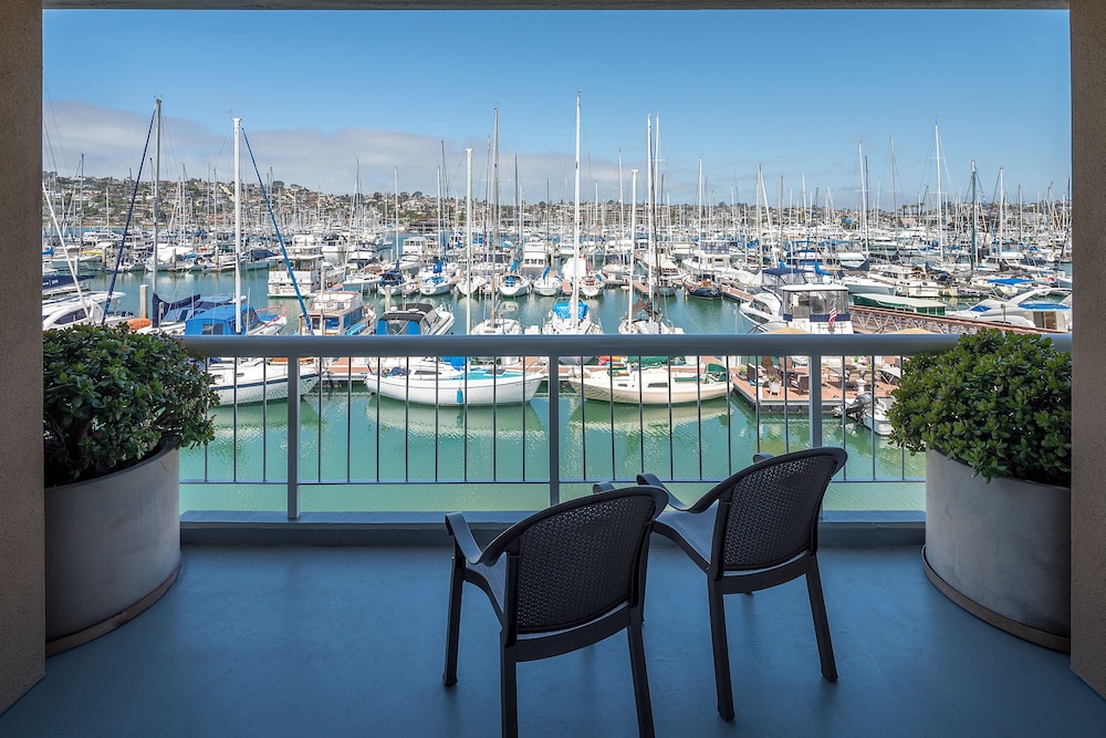 Standard Room, 1 King Bed, Marina View, Ground Floor - Photo 3