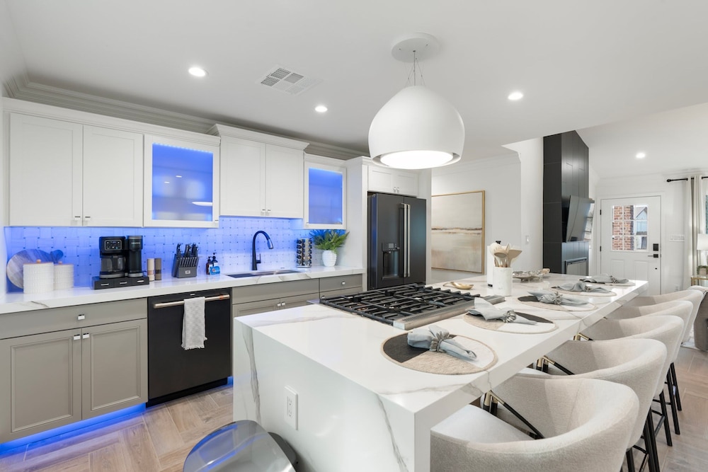 NEW The Hensley on Hubbell Designer Oasis w Pool, Photo 9