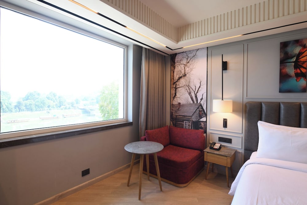 Superior Room, 1 King Bed, River View