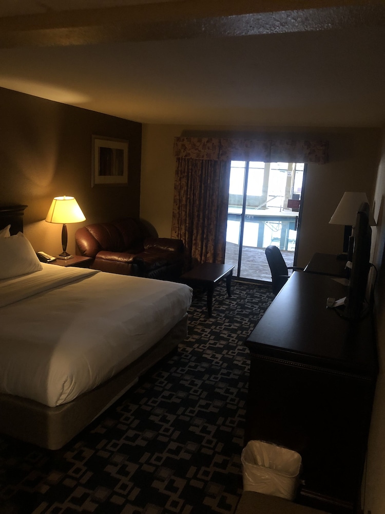 Standard Room, 1 King Bed, Poolside photo 3