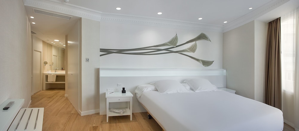 Grand Room (Premium Plaza Views)