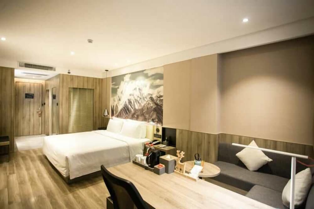 Room - Photo 1