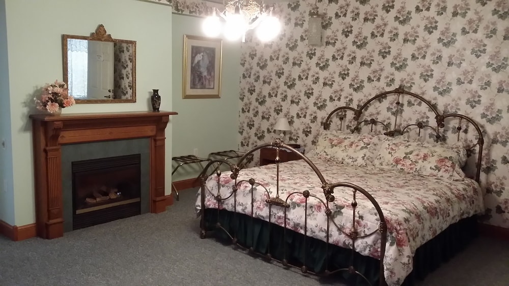 Standard Suite, 1 King Bed, Accessible, Hot Tub (Gretel's Garden) photo 1