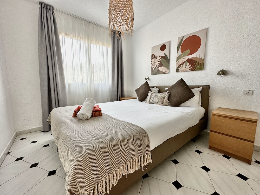Superior Apartment, 2 Bedrooms, Partial Ocean View