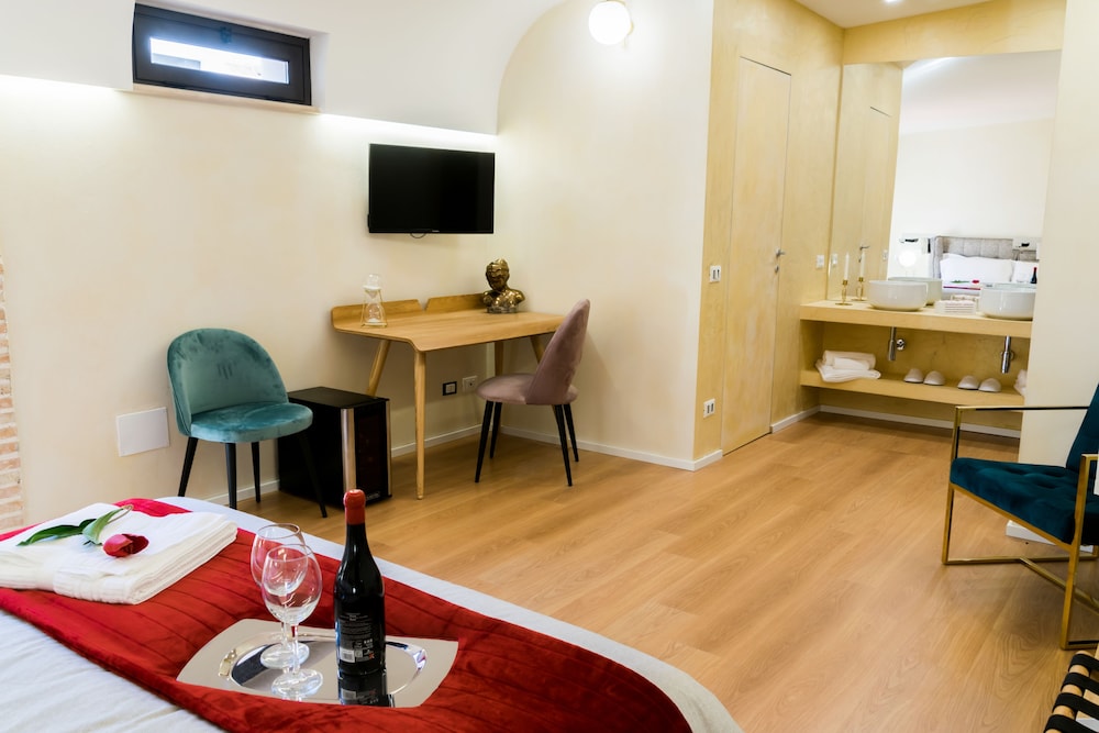 Deluxe Suite - Photo 12