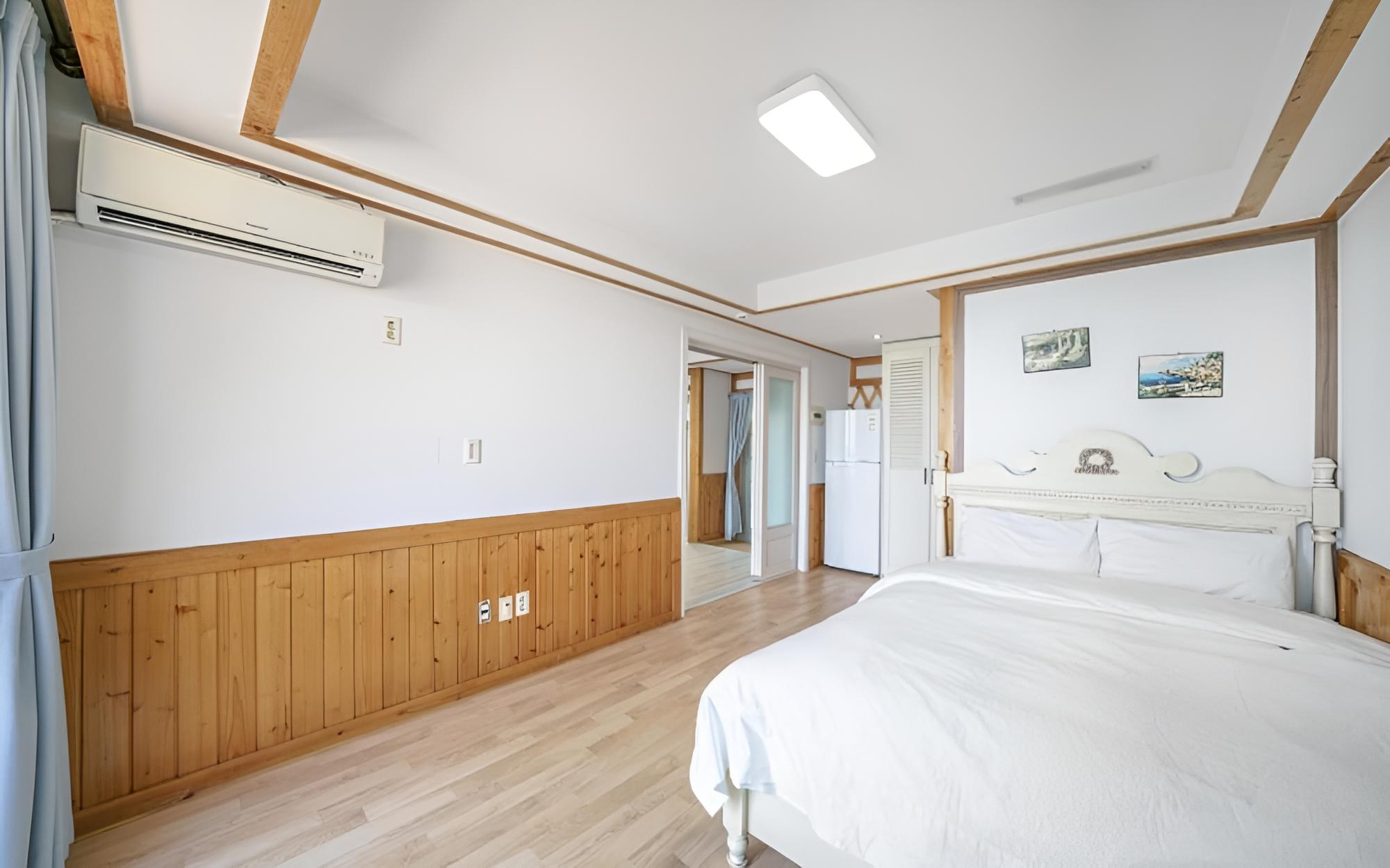 Room (Haedong 302 (ocean view)) - Photo 9