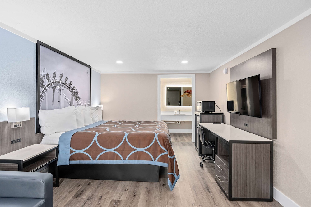 Room, 1 King Bed, Accessible, Non Smoking (Mobility, Hearing, Roll-In Shower) - Photo 2