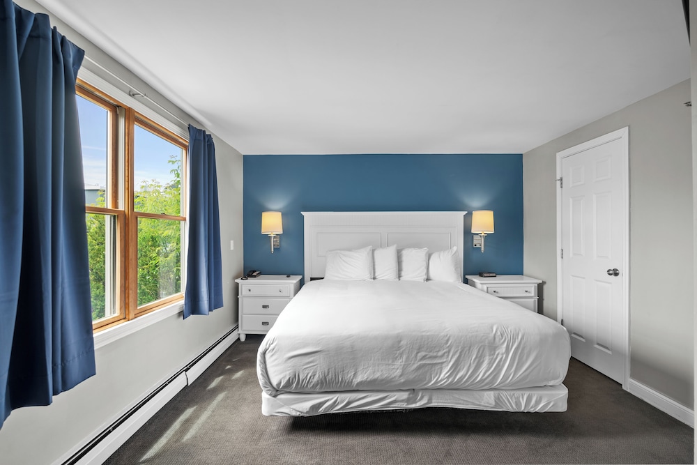 Deluxe Balcony King Suite