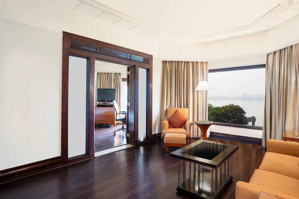 Executive Suite, 1 Bedroom, Lake View - Photo 5