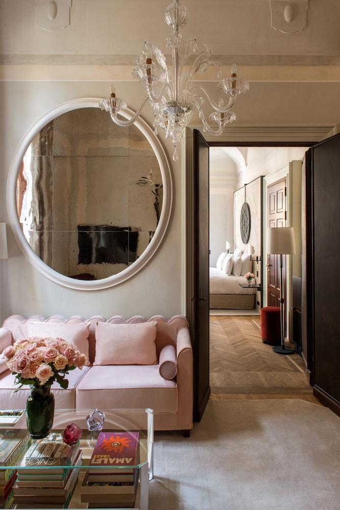 Signature Suite with One King Bed and Pool Access (Non Smoking)