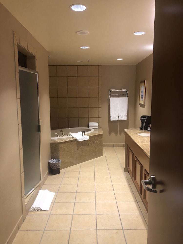 Specialty 1 Bedroom Suite thumbnail 6