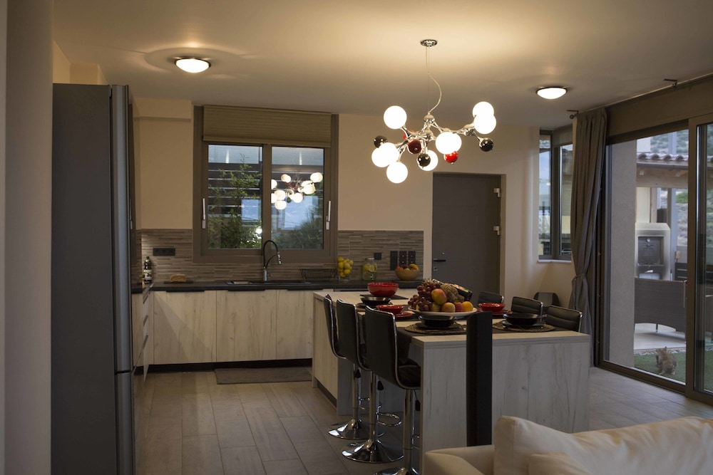 Luxury House, 2 Bedrooms, Refrigerator & Microwave, Executive Level photo 2