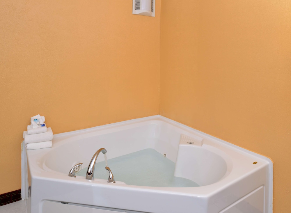 1 King Bed Jacuzzi Non-Smoking - Photo 3