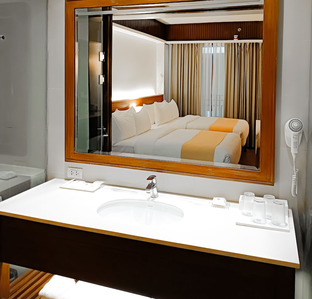 Premier Quadruple Room - Photo 6