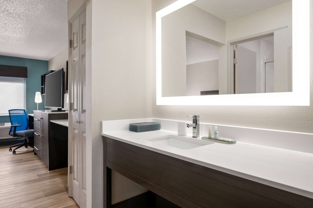 Room, 2 Double Beds - Photo 4