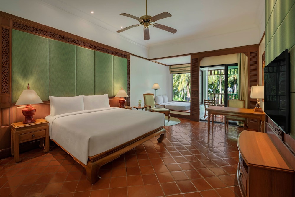 Family Room, 1 King Bed, Garden View (Balcony)