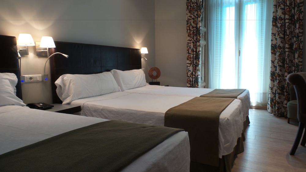 Triple Room, 3 Twin Beds - Photo 2