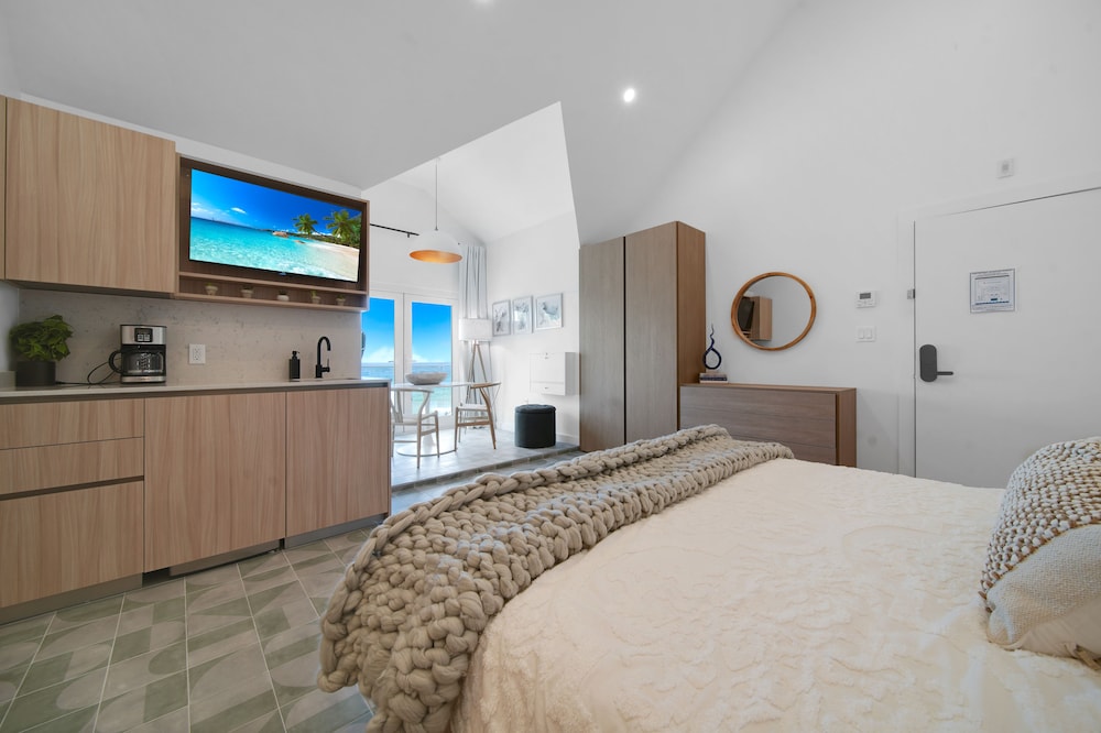Deluxe Room, 1 Queen Bed, Ocean View photo 3
