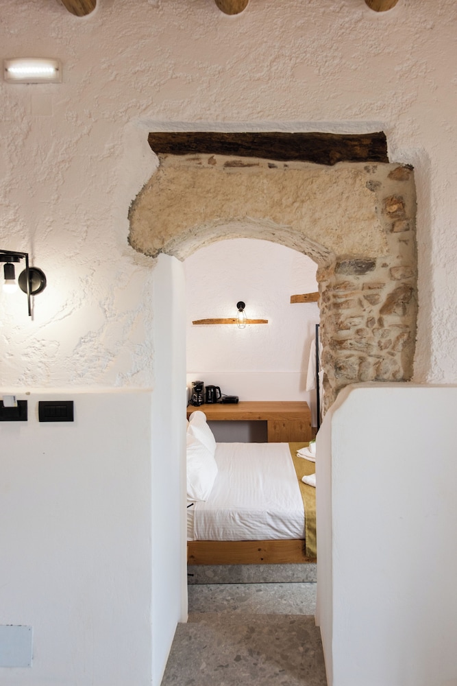 Honeymoon Suite, Hill View