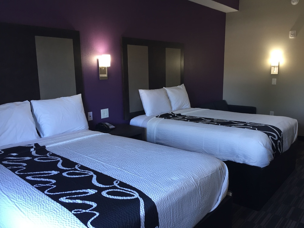 Suite, 2 Queen Beds, Kitchenette photo 2
