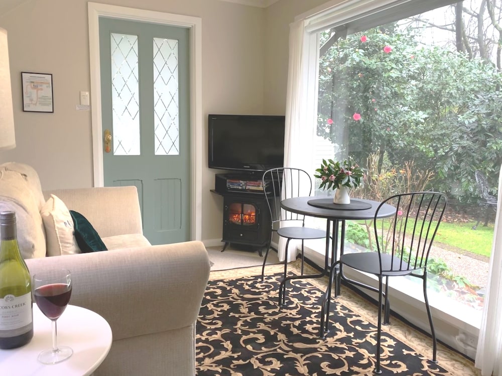 Romantic Suite, 1 Queen Bed, Garden View photo 3