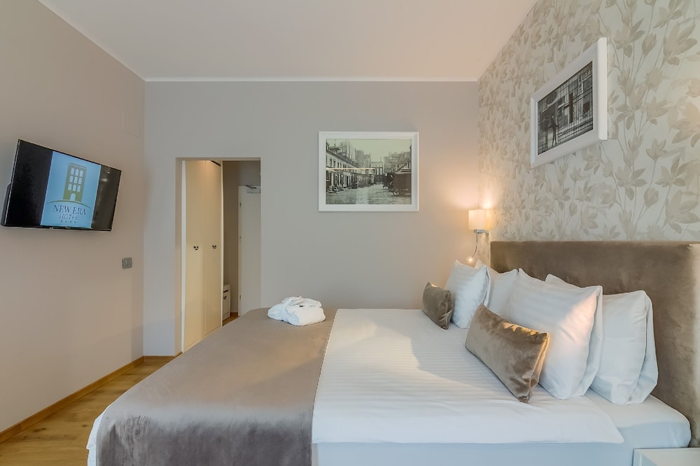 Deluxe Double Bed - Photo 3