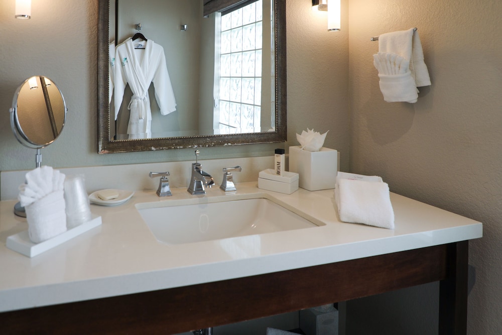 Suite, Multiple Beds - Photo 13