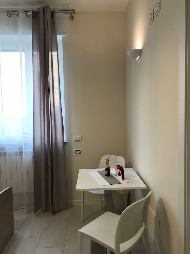 Twin Room, 1 Bedroom, Ensuite photo 2