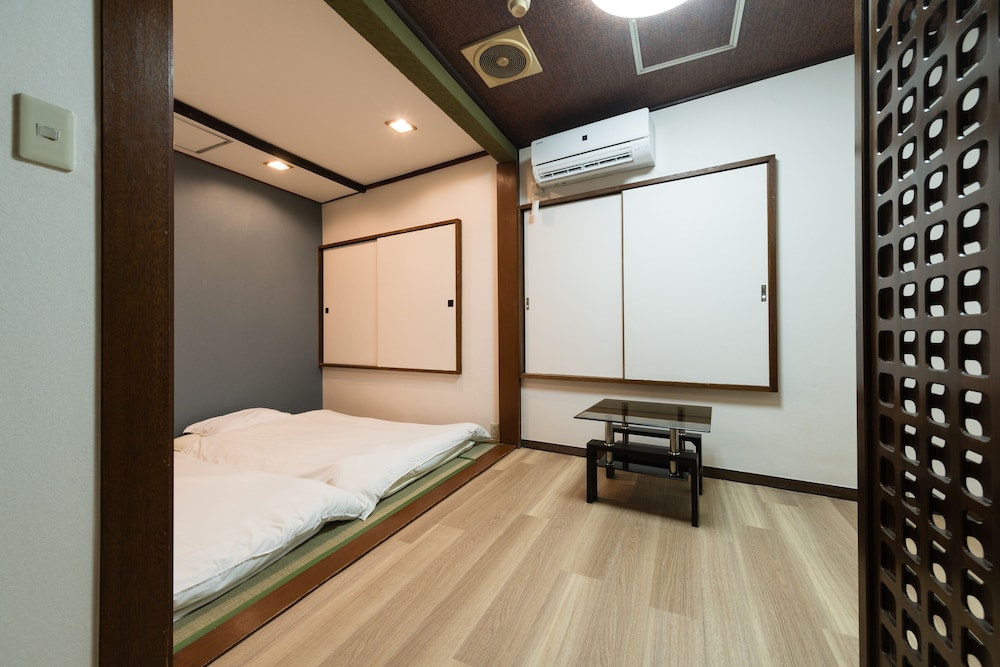 Japanese Twin Room with Private Bath and Toilet photo 2