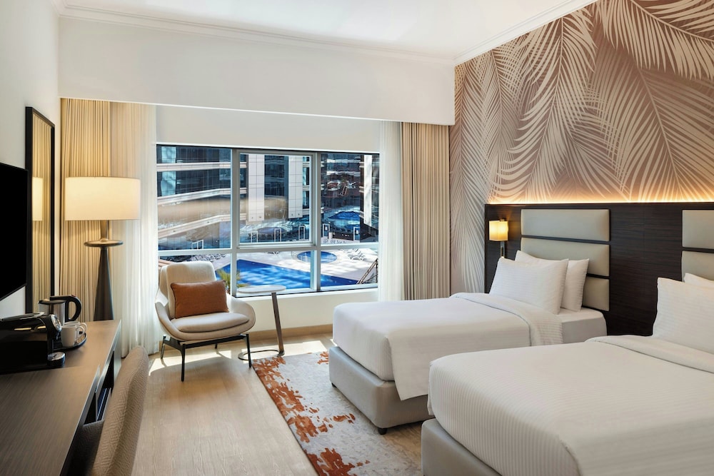 Deluxe Room, 2 Twin Beds, Non Smoking, Pool View